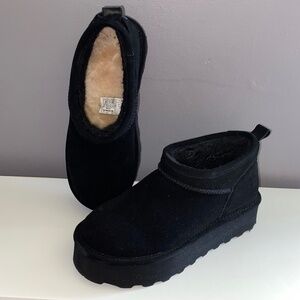 Black BEARPAW Retro Super Shorty Winter Boot Women's 8 Chunky Platform Booty